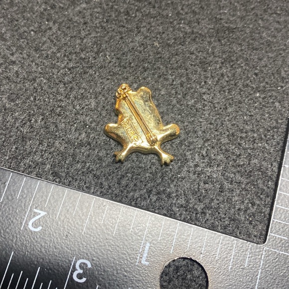 Rare Vintage Crown Trifari Frog Brooch White/Cream Enamel - Picture 3 of 3